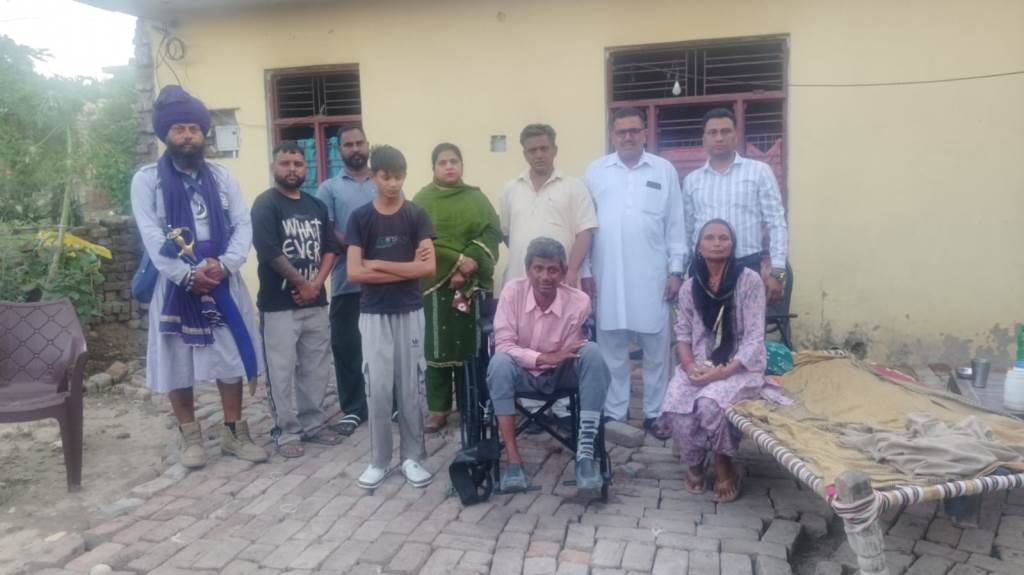 18 महीनों से बिस्तर पर जिंदगी काट रहे मदन लाल इलाज और सहारा पेंशन के लिए परिवार दरदर भटकने को मजबूर